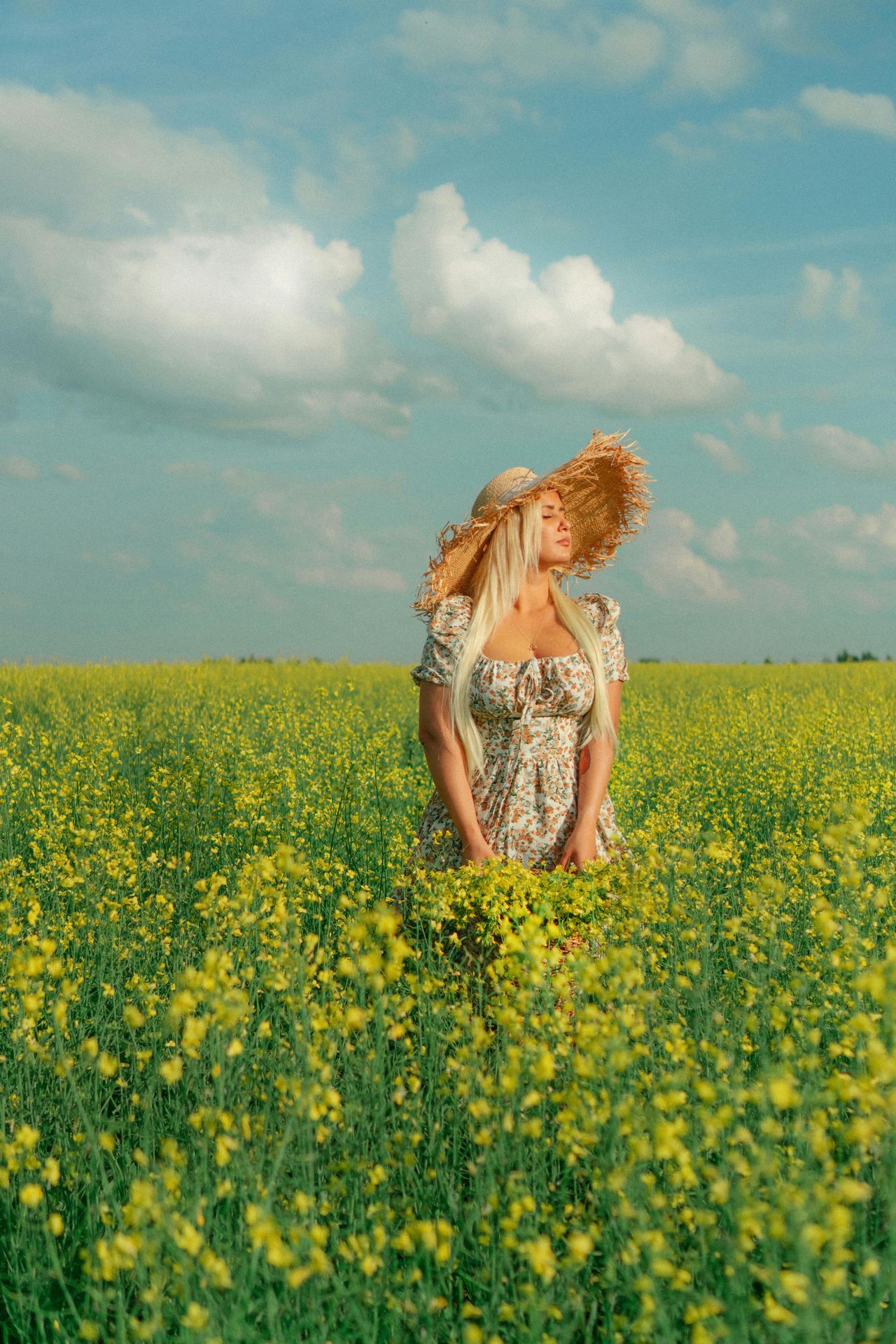 A woman walking through a lush, yellow wildflower field under a blue sky, symbolizing harmony with nature and the essence of well-being through natural aromas. Represents Scentriq's vision of creating serene, eco-friendly environments with nebulizing diffusers and aromatic oils. A woman walking through a lush, yellow wildflower field under a blue sky, symbolizing harmony with nature and the essence of well-being through natural aromas. Represents Scentriq's vision of creating serene, eco-friendly environments with nebulizing diffusers and aromatic oils.